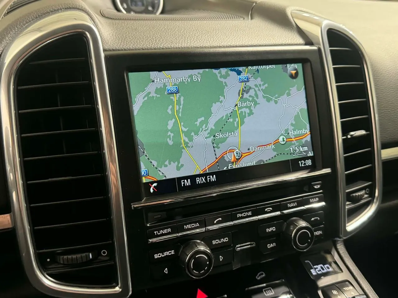 Vehicle image 18