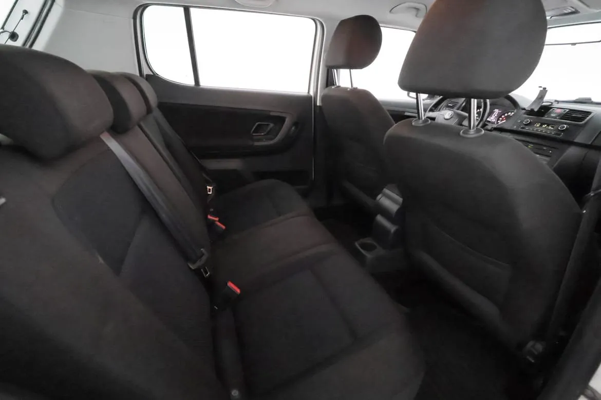 Vehicle image 16