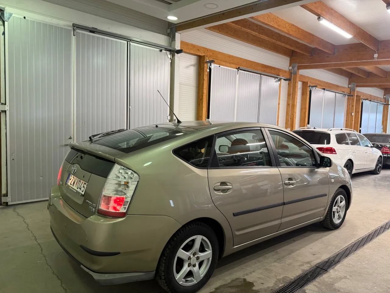 Vehicle image 10