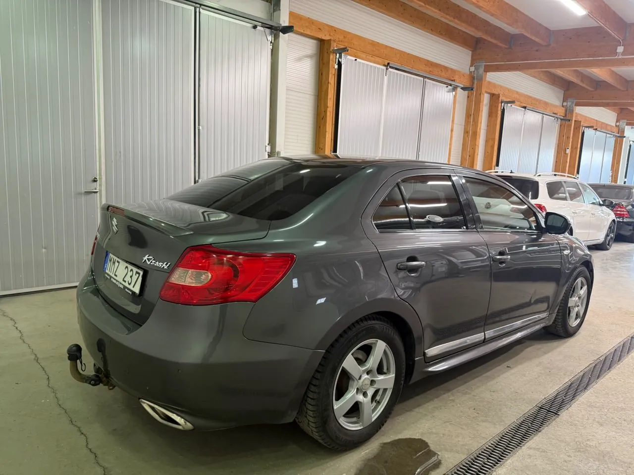 Vehicle image 10