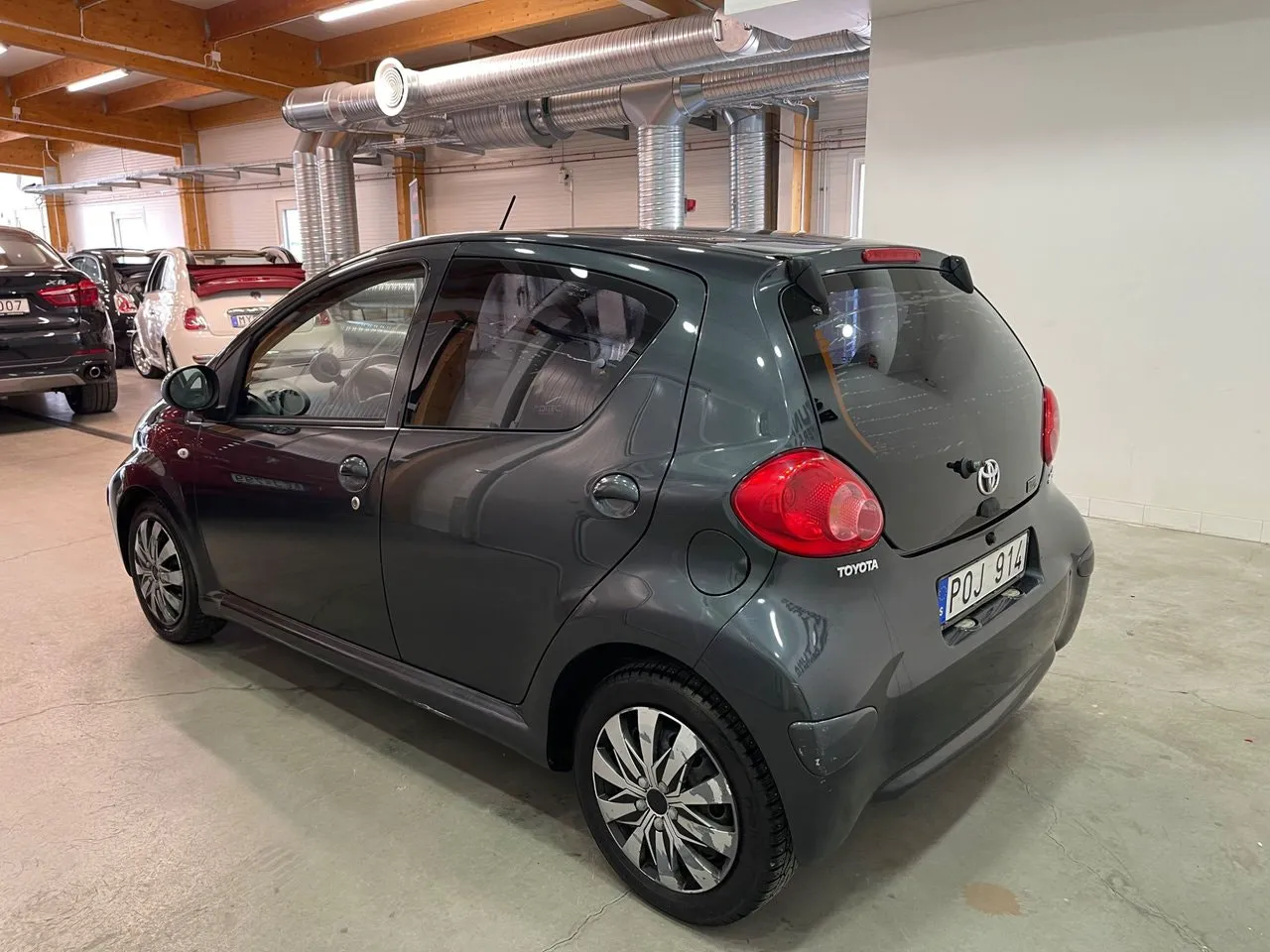 Vehicle image 10