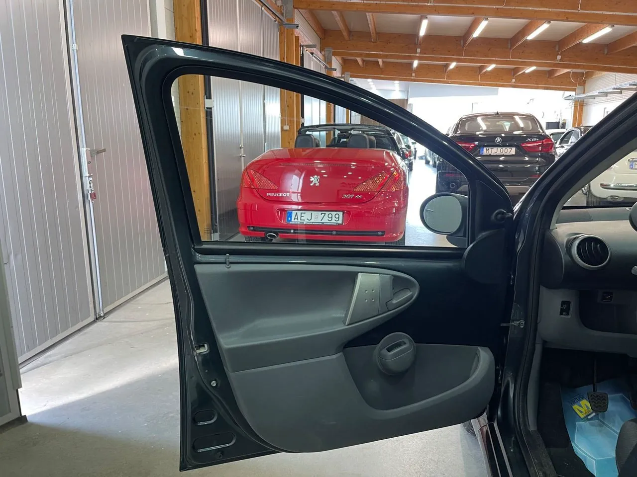 Vehicle image 4
