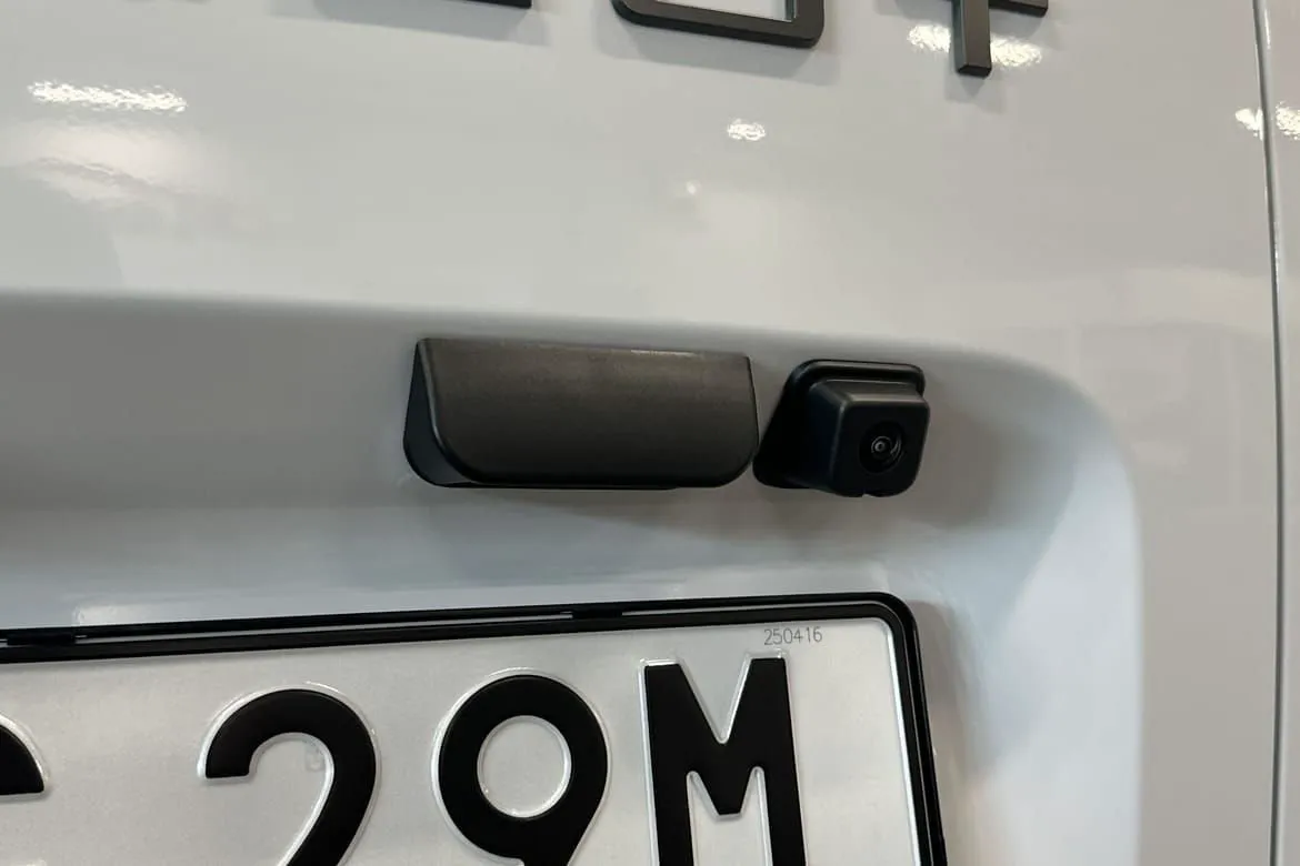 Vehicle image 19
