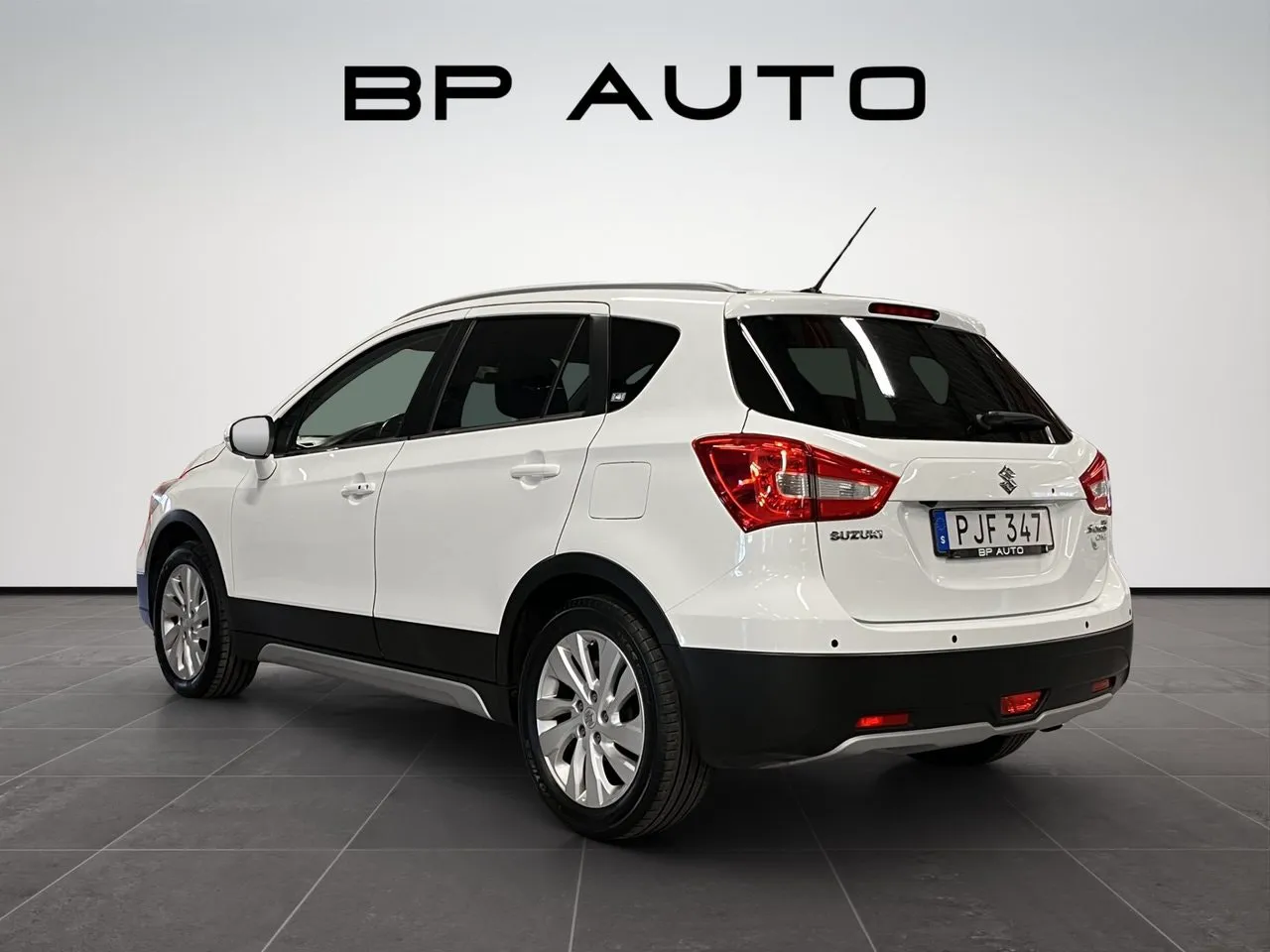 Vehicle image 4