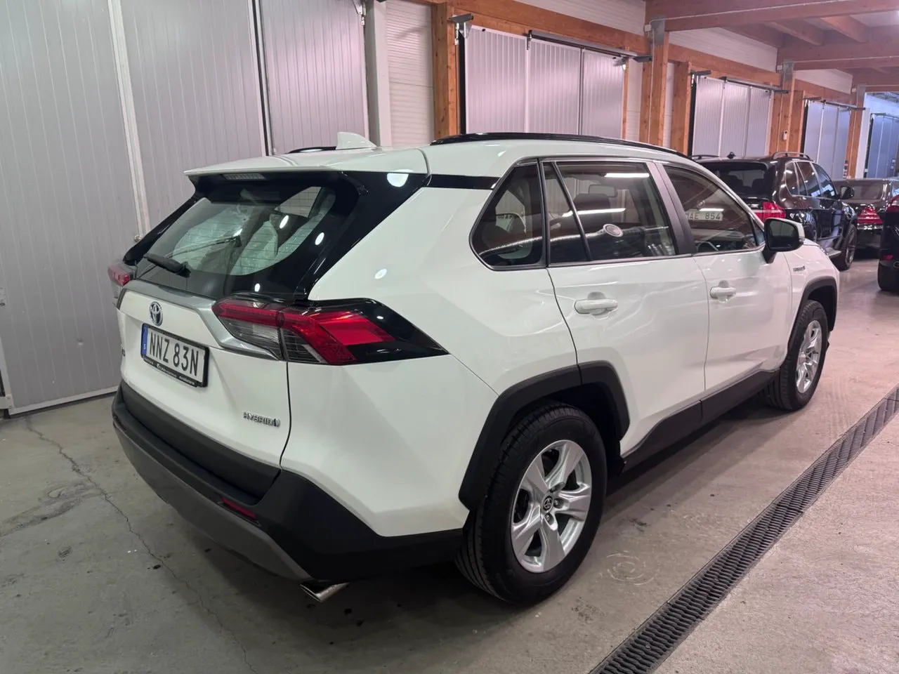 Vehicle image 16