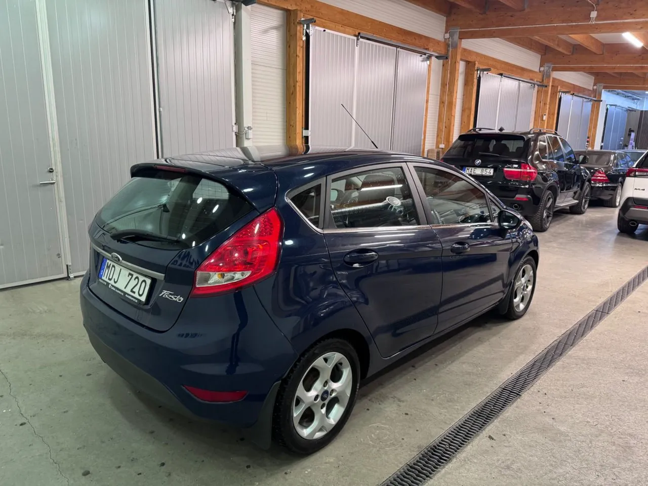 Vehicle image 9