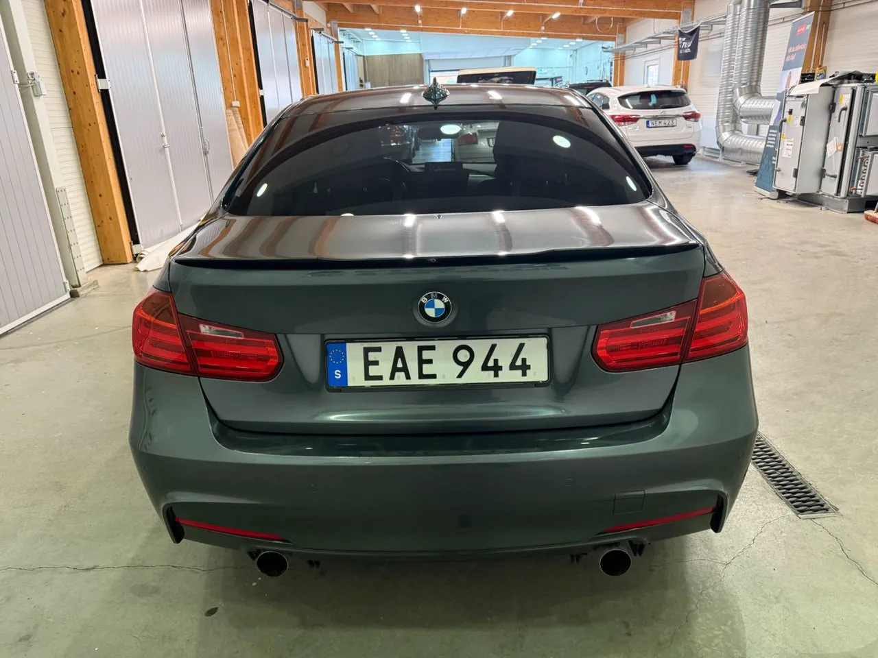 Vehicle image 14