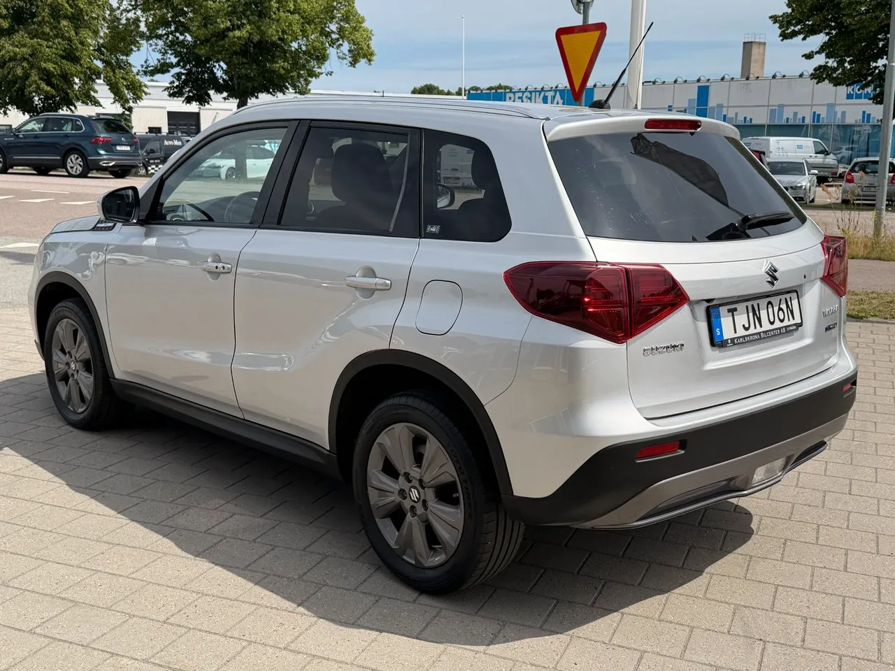 Vehicle image 6