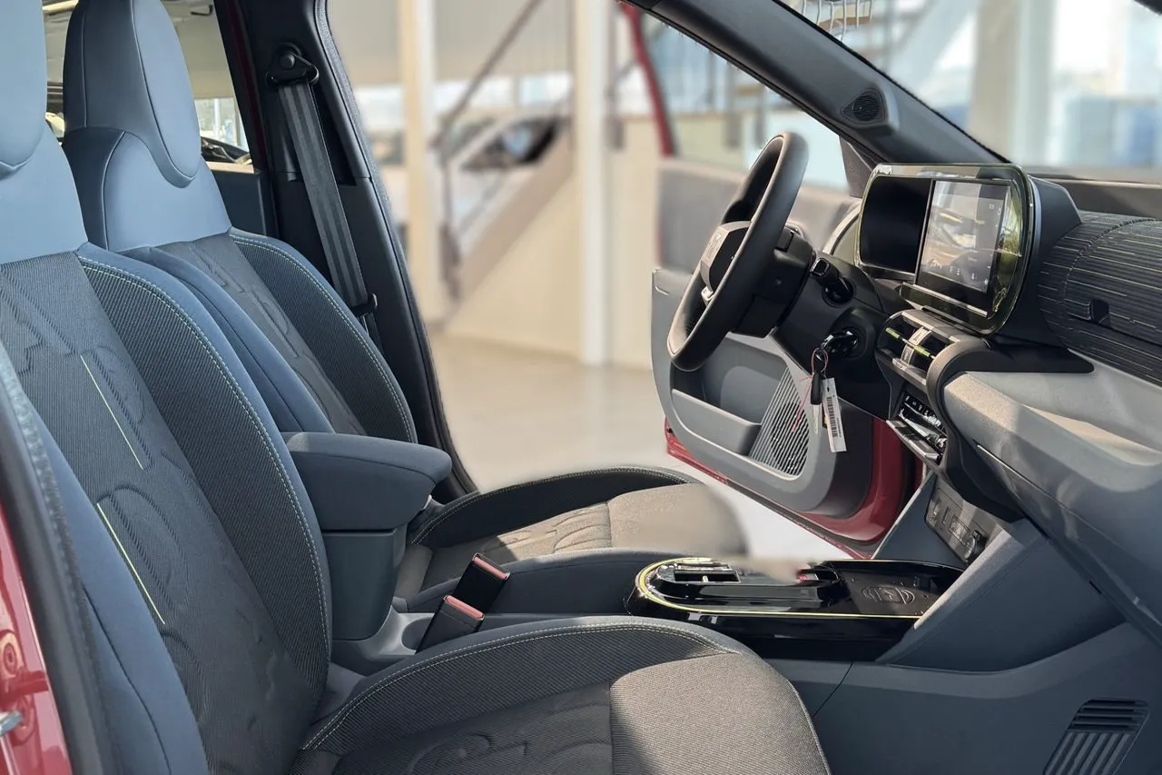 Vehicle image 8