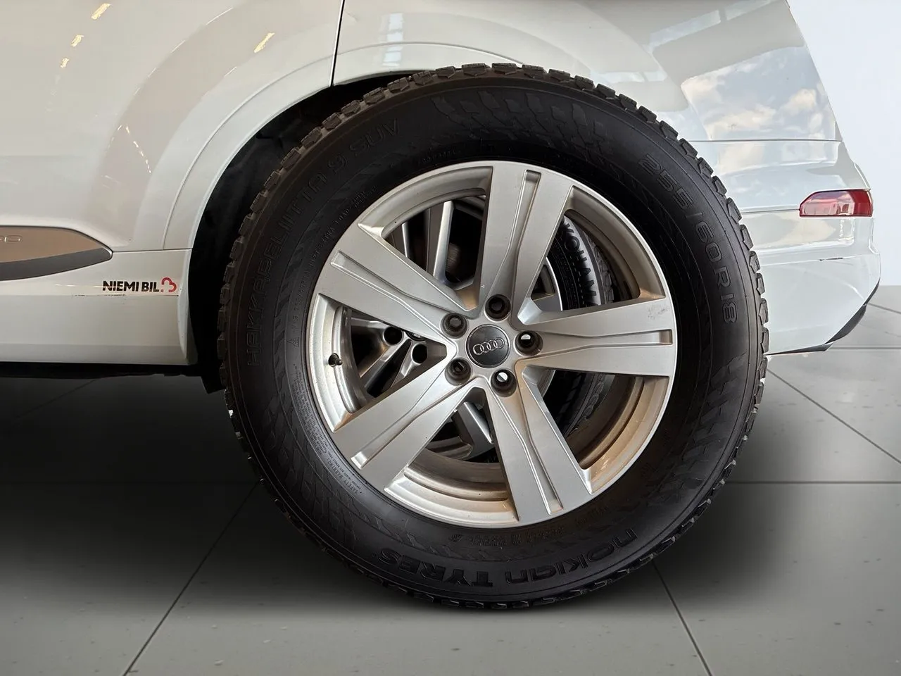 Vehicle image 15