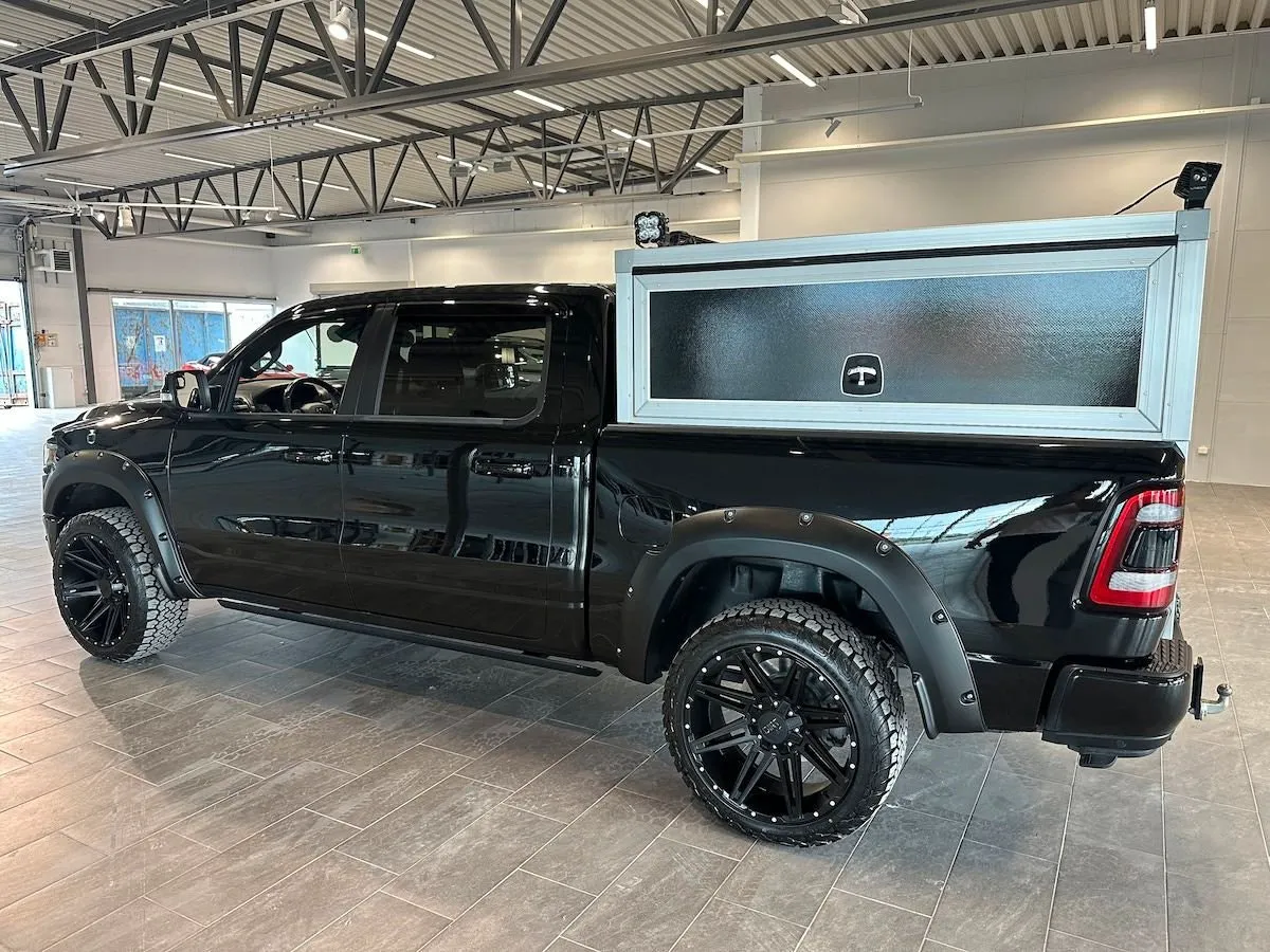 Vehicle image 8