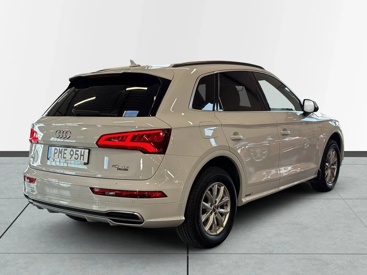 Vehicle image 5