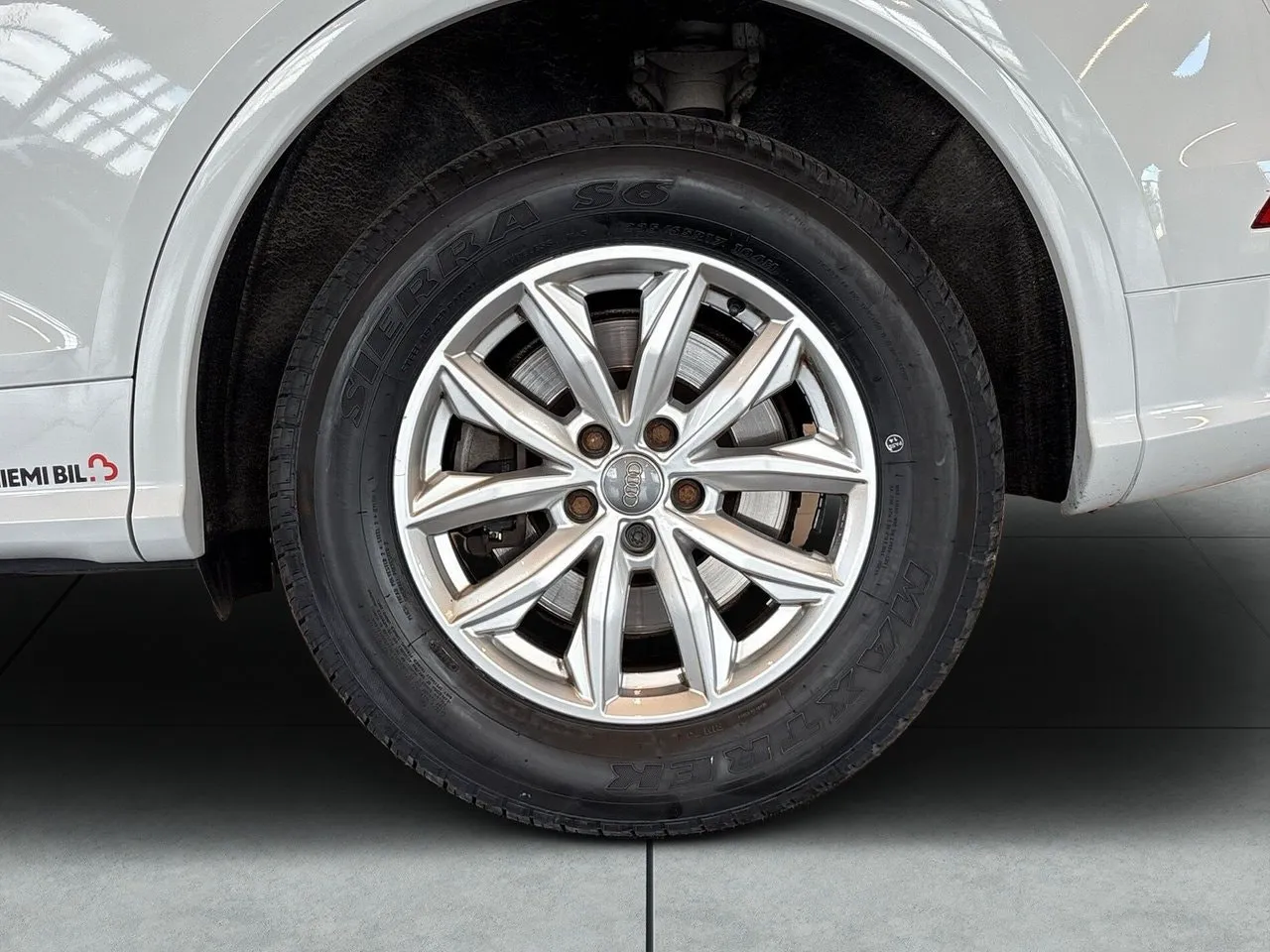 Vehicle image 13
