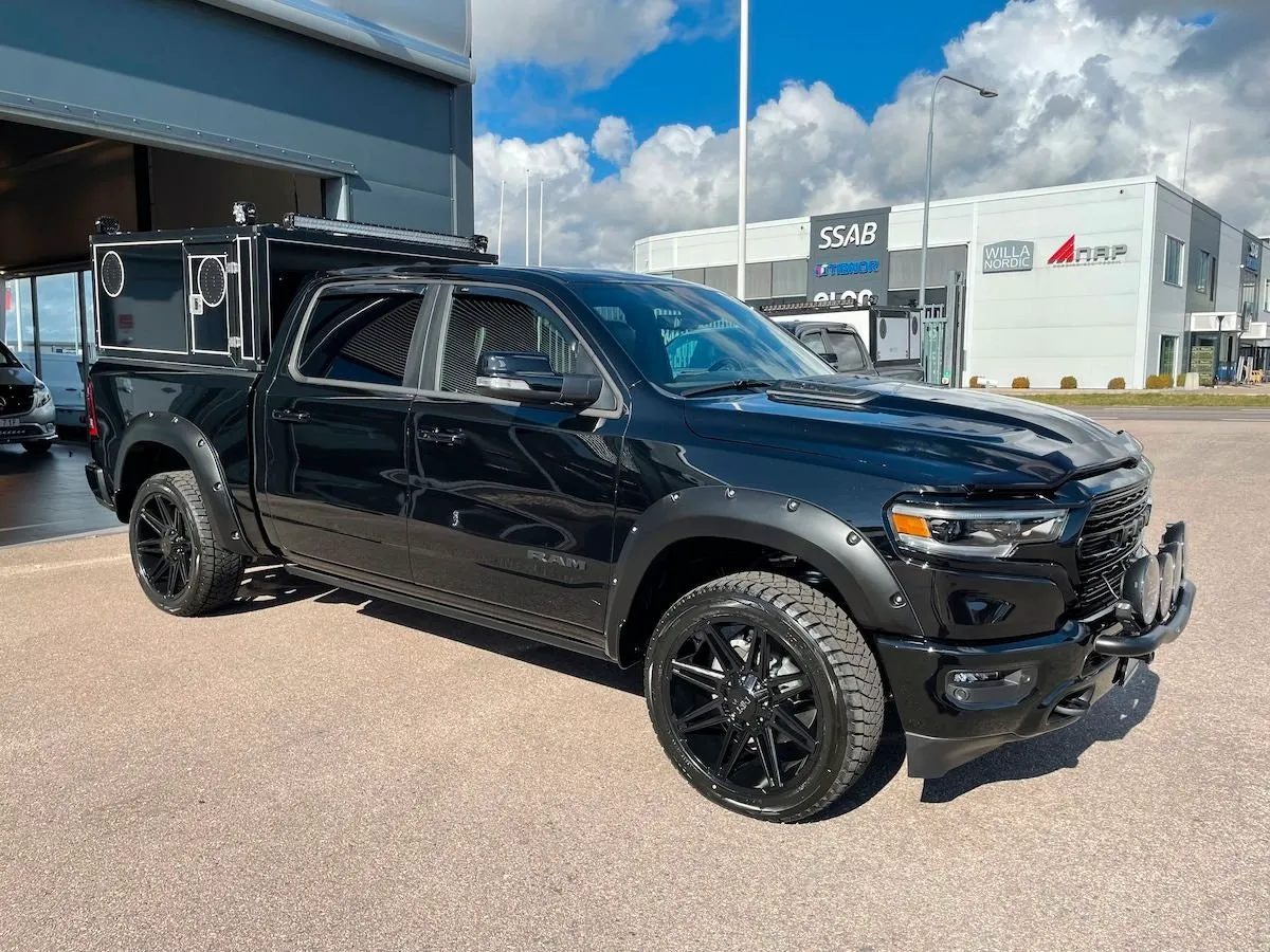 Vehicle image 17