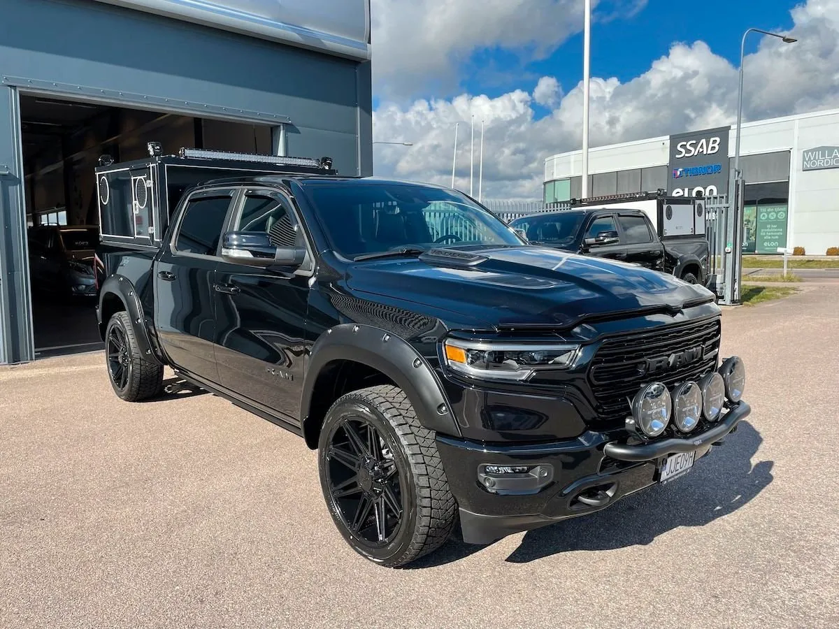 Vehicle image 18
