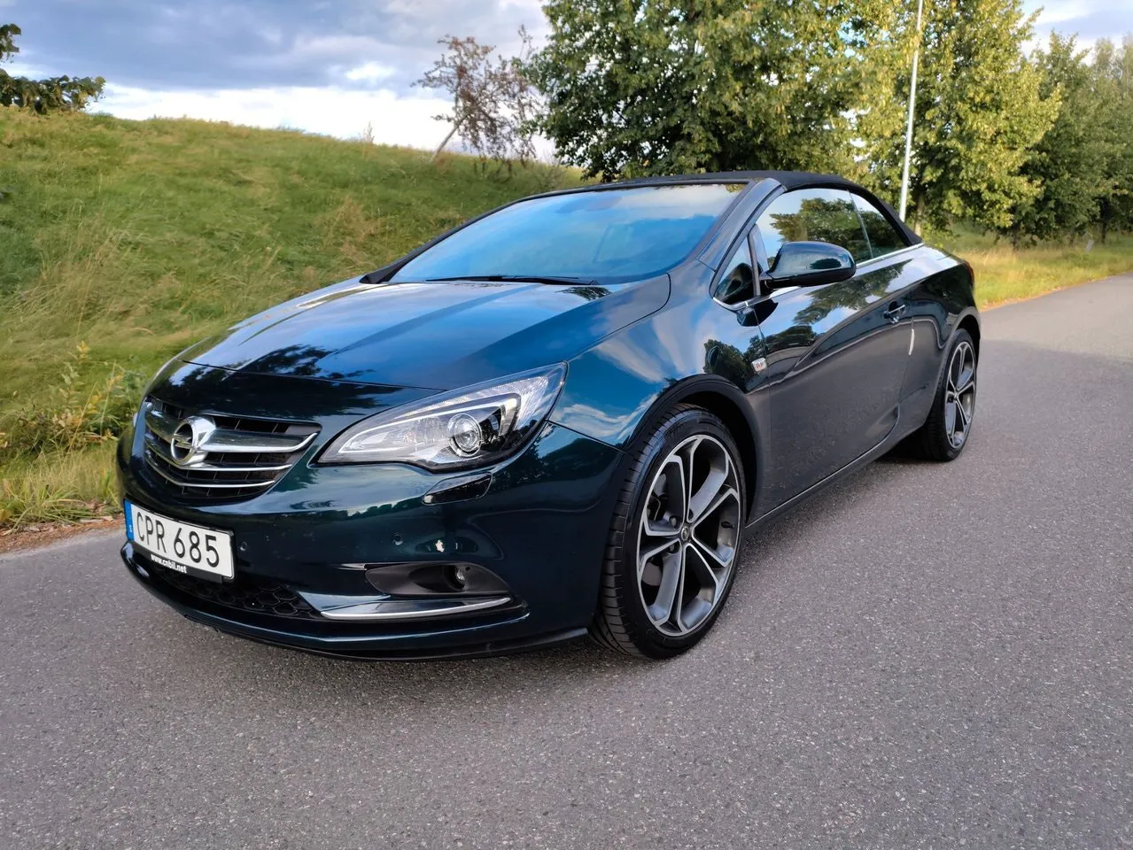 Vehicle image 10