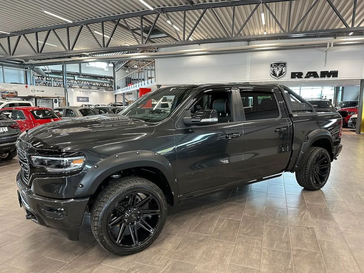 Vehicle image 6