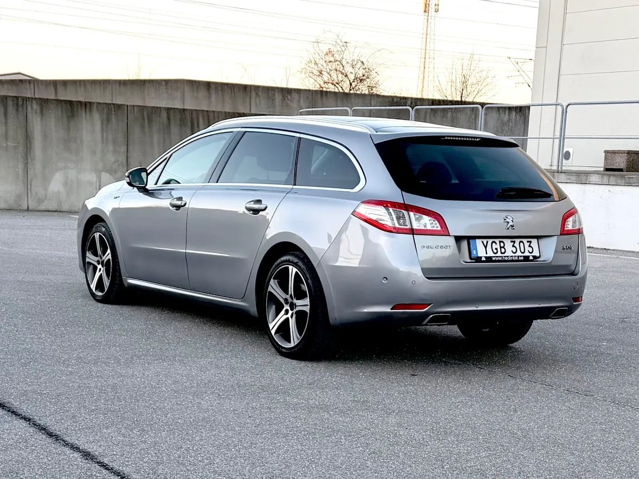 Vehicle image 3