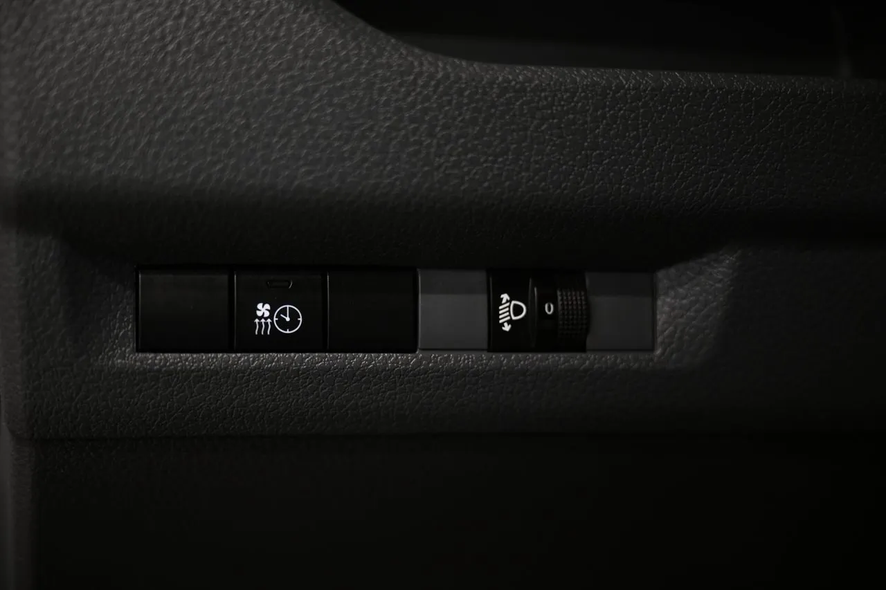 Vehicle image 28