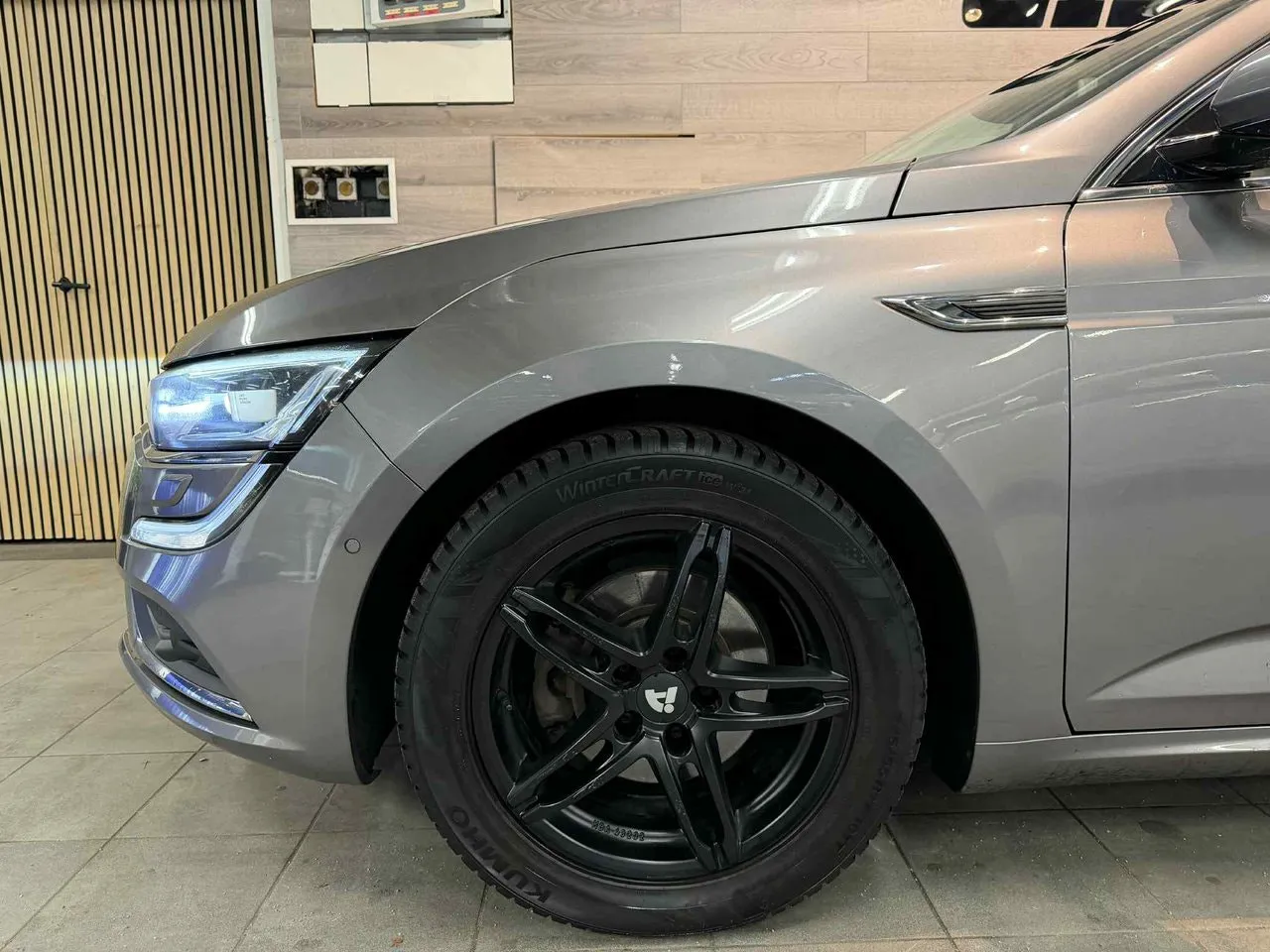 Vehicle image 25