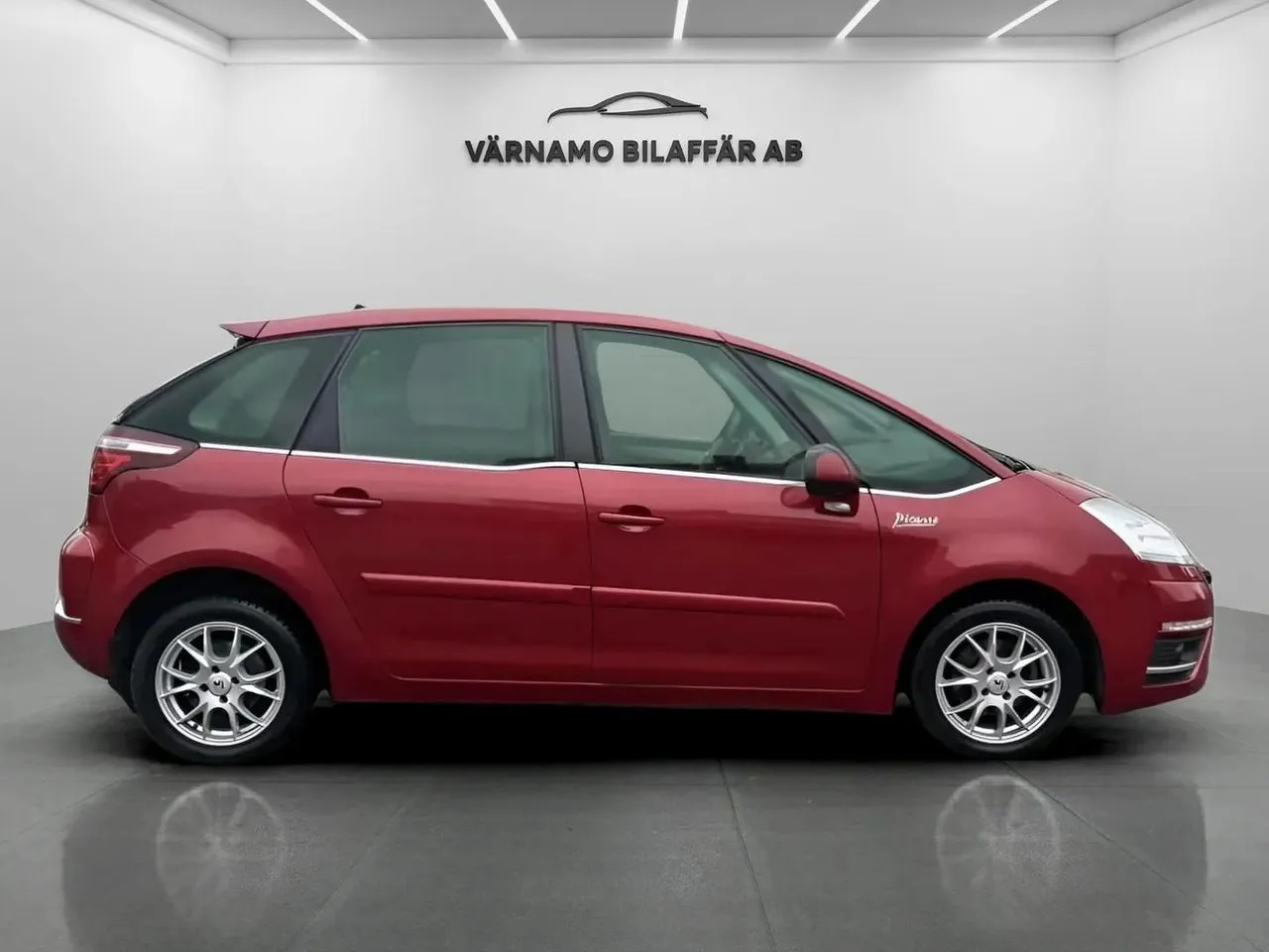 Vehicle image 4