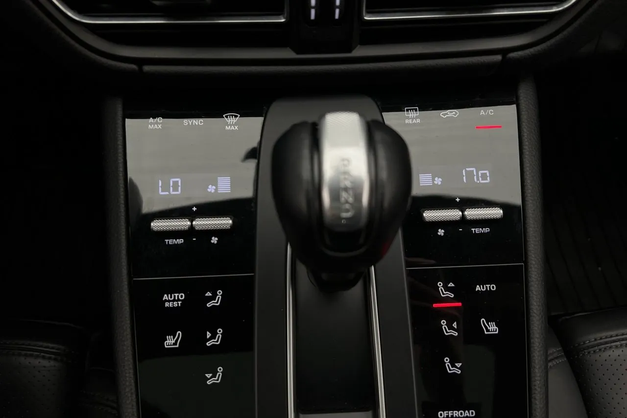 Vehicle image 32