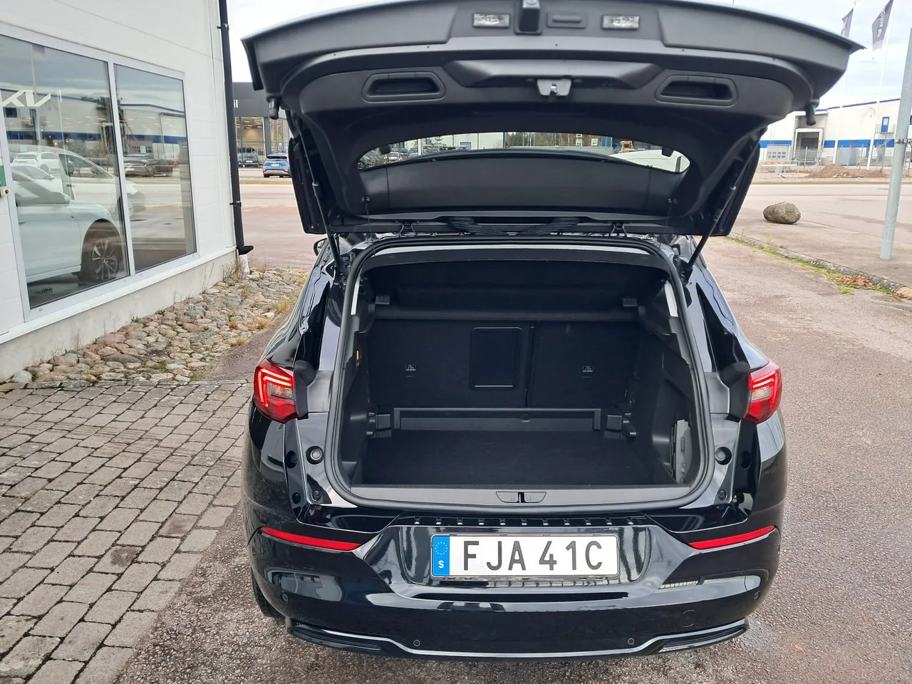 Vehicle image 6