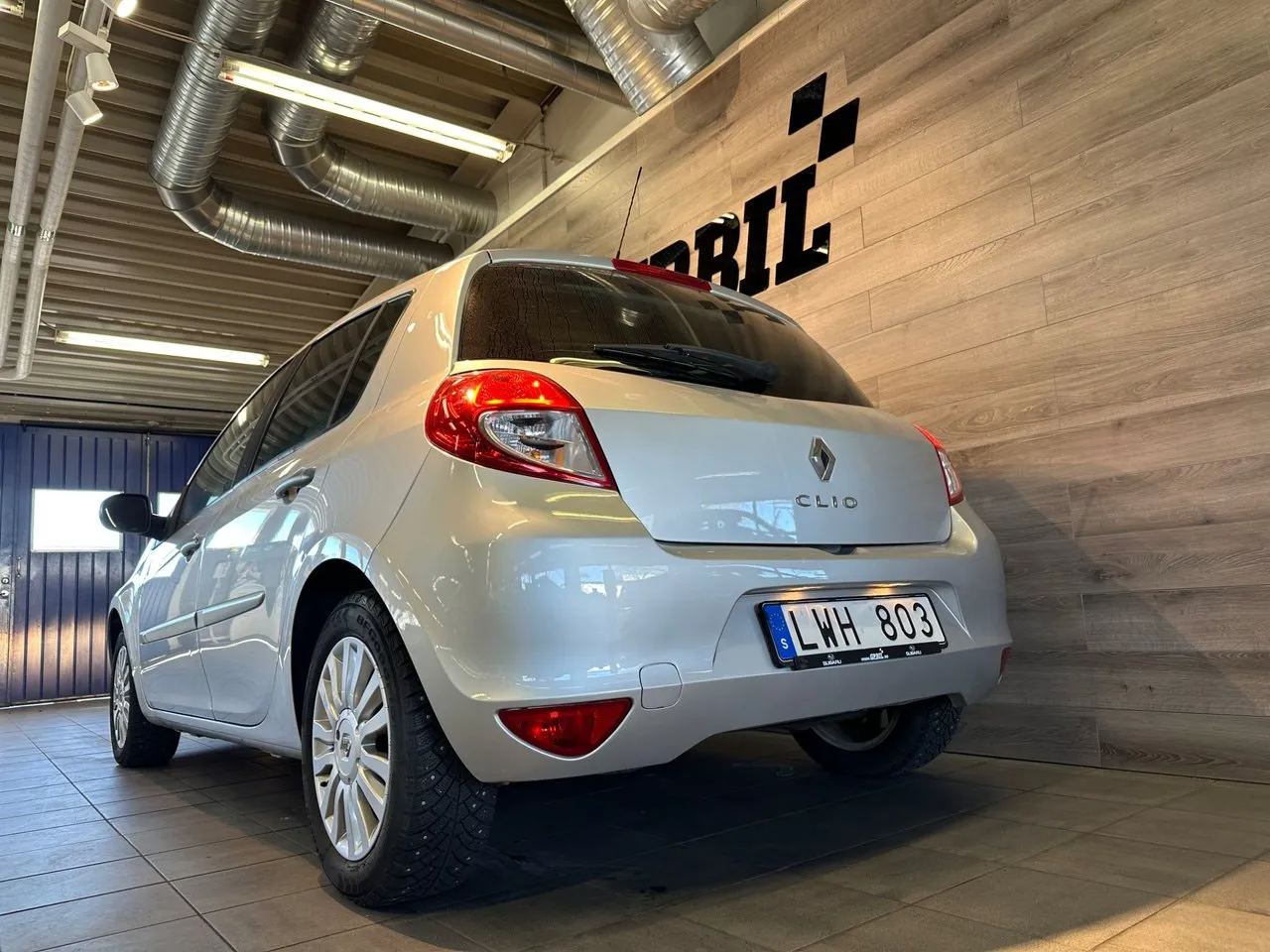 Vehicle image 4