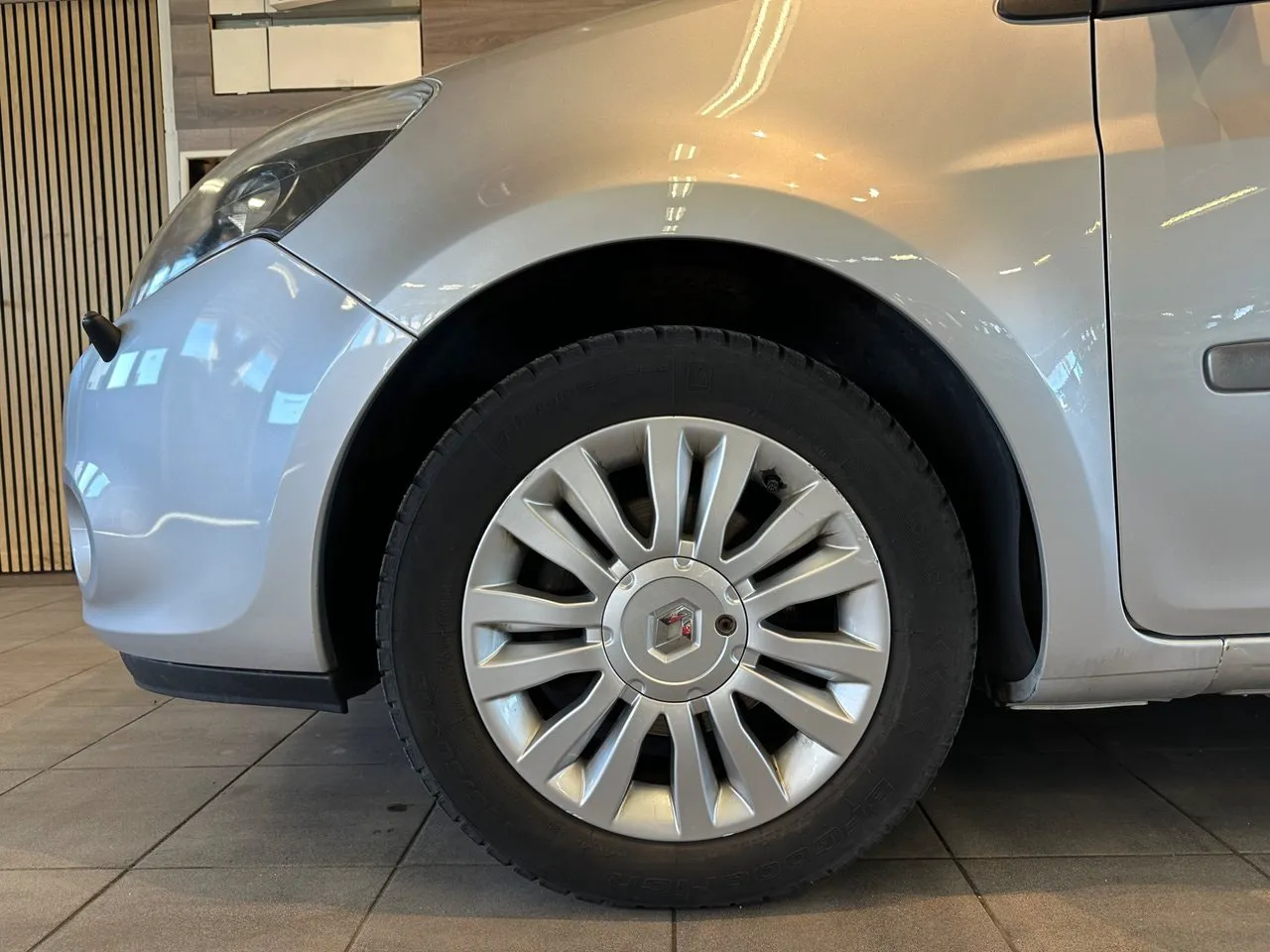 Vehicle image 17