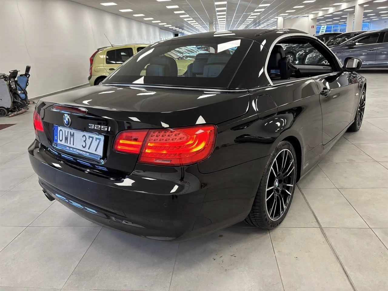 Vehicle image 15