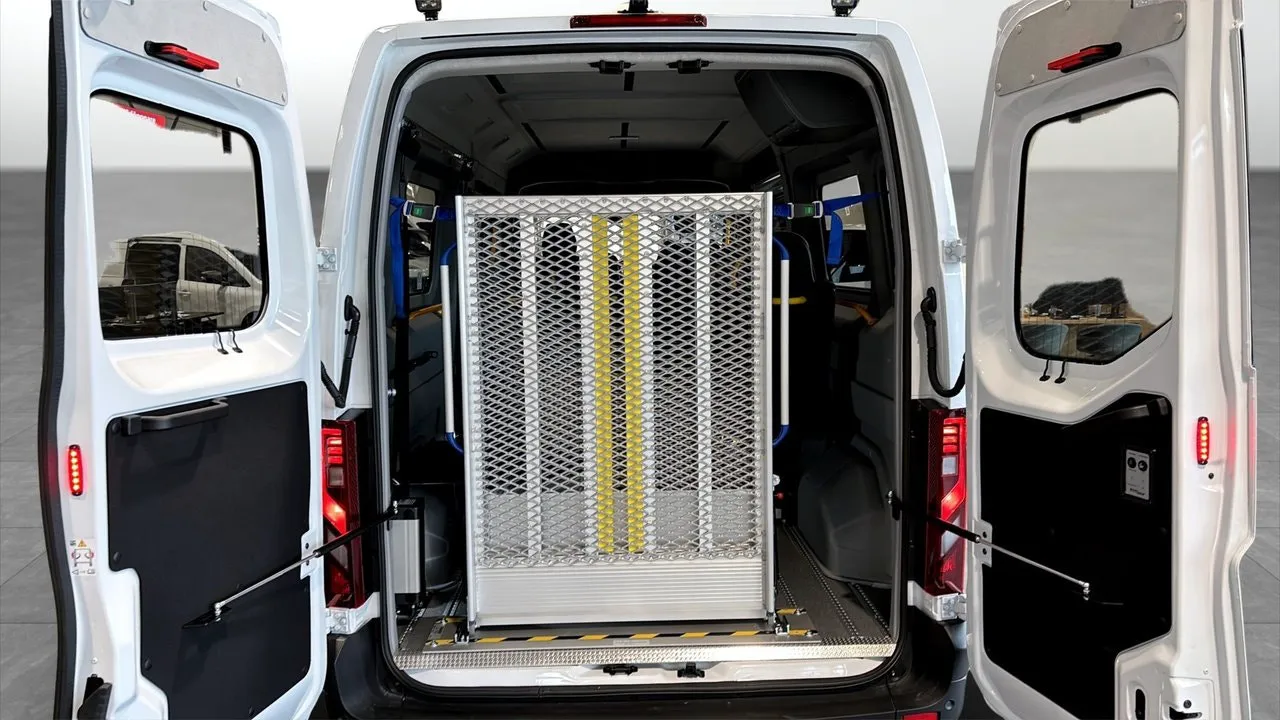 Vehicle image 9