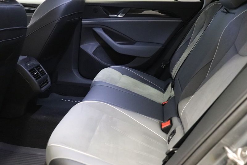 Volkswagen Passat bild 8