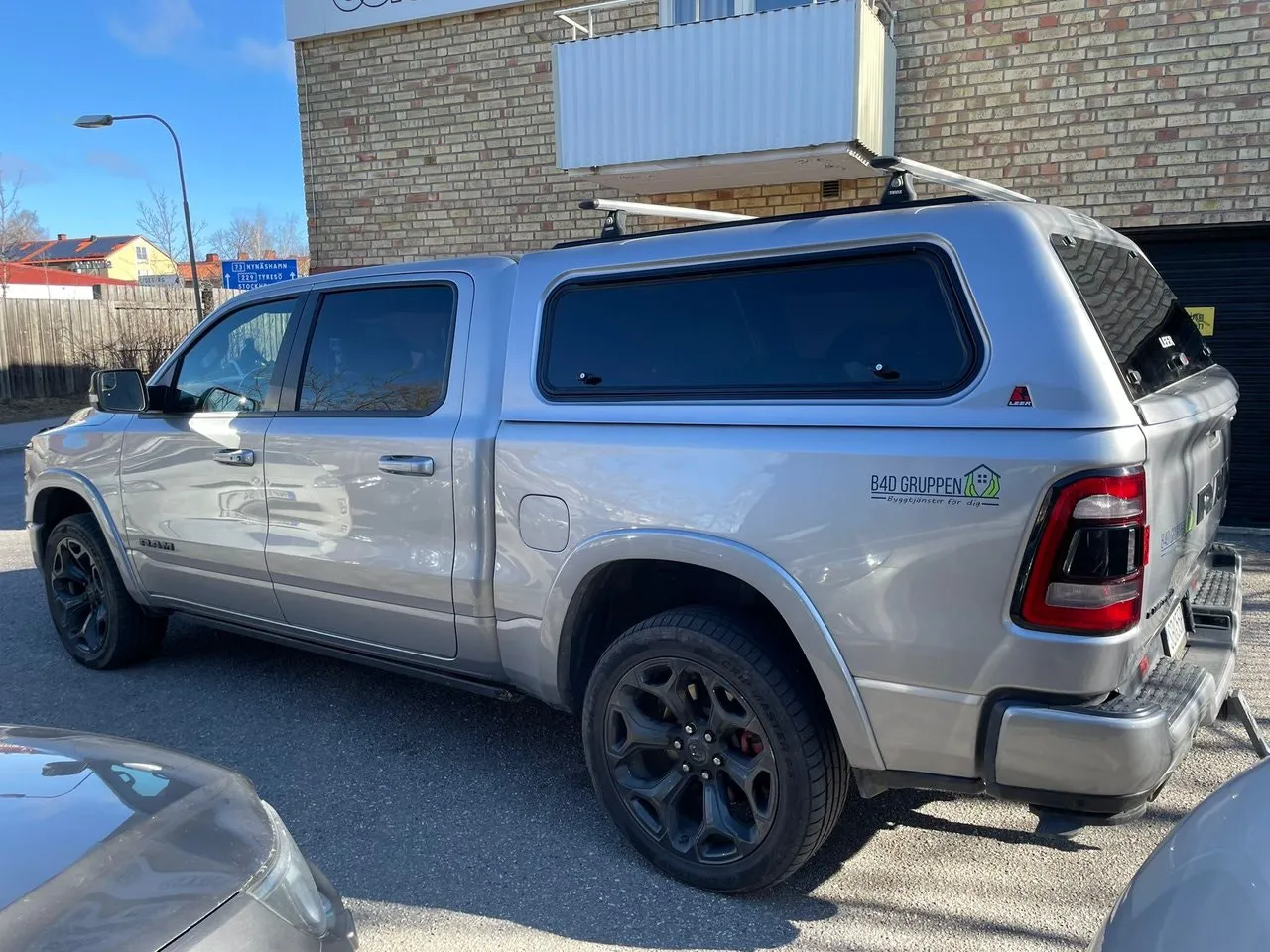 Vehicle image 4