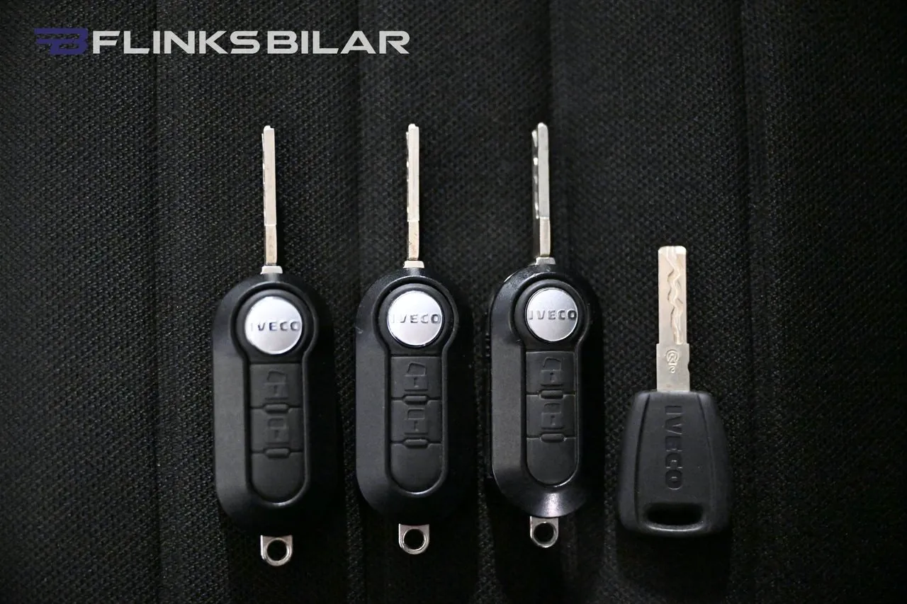 Vehicle image 32