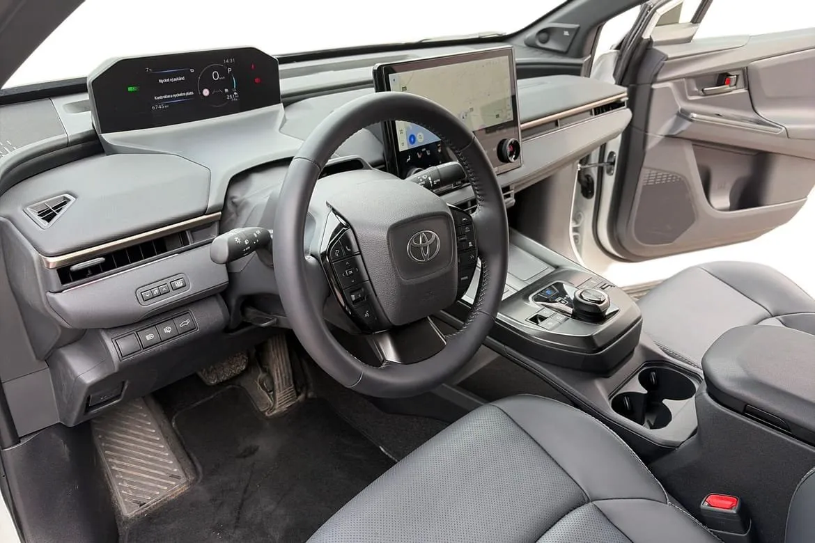 Vehicle image 10