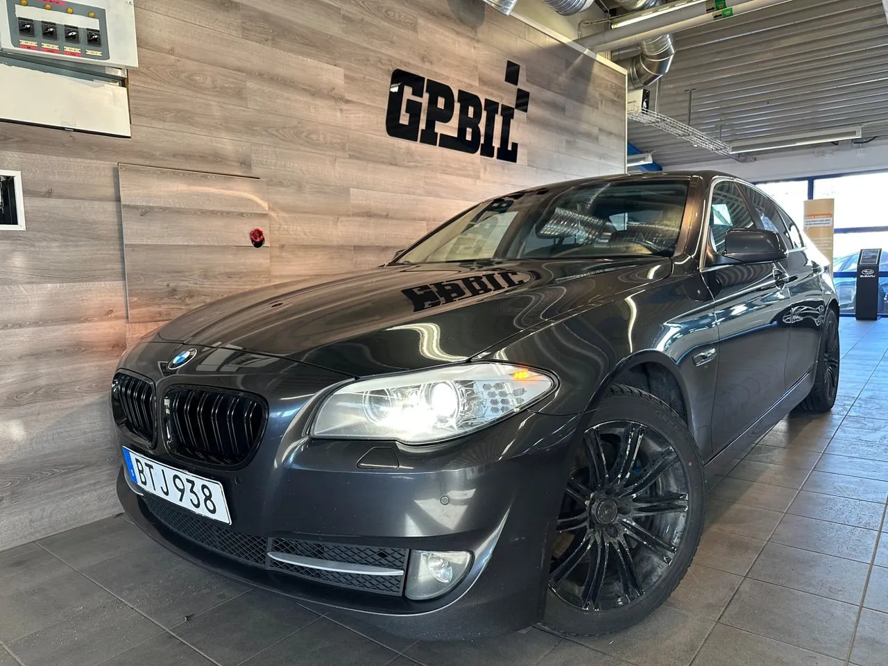 Vehicle image 3